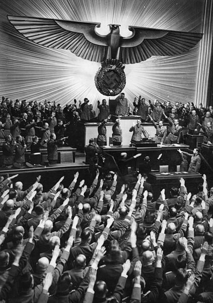 Bundesarchiv_Bild_183-B06275,_Berlin,_Reichstagssitzung,_Rede_Adolf_Hitler
