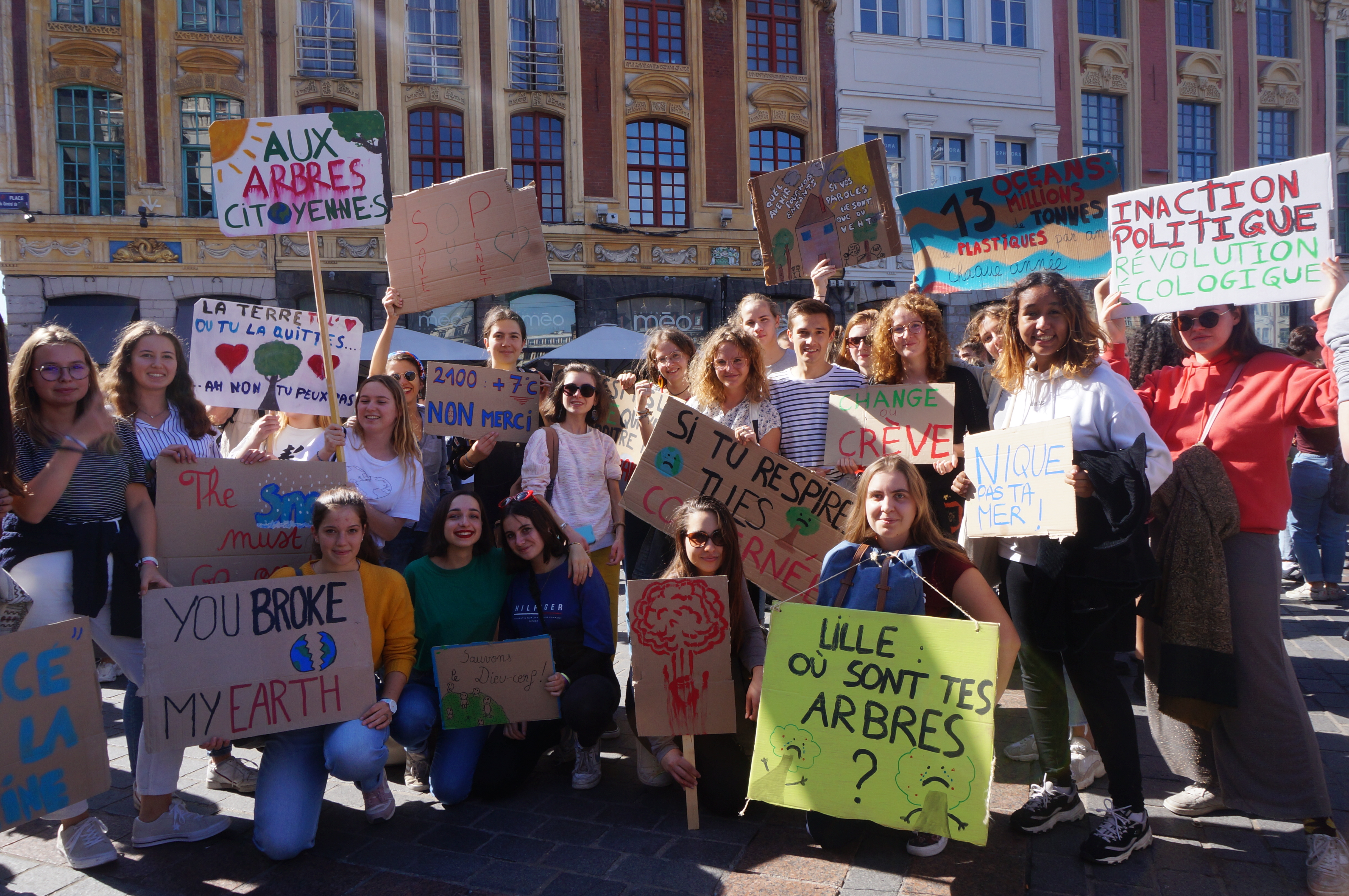 Les étudiants de Sciences Po mobilisés sur la Grand Place avant de commencer la marche, vendredi 20 septembre 2019