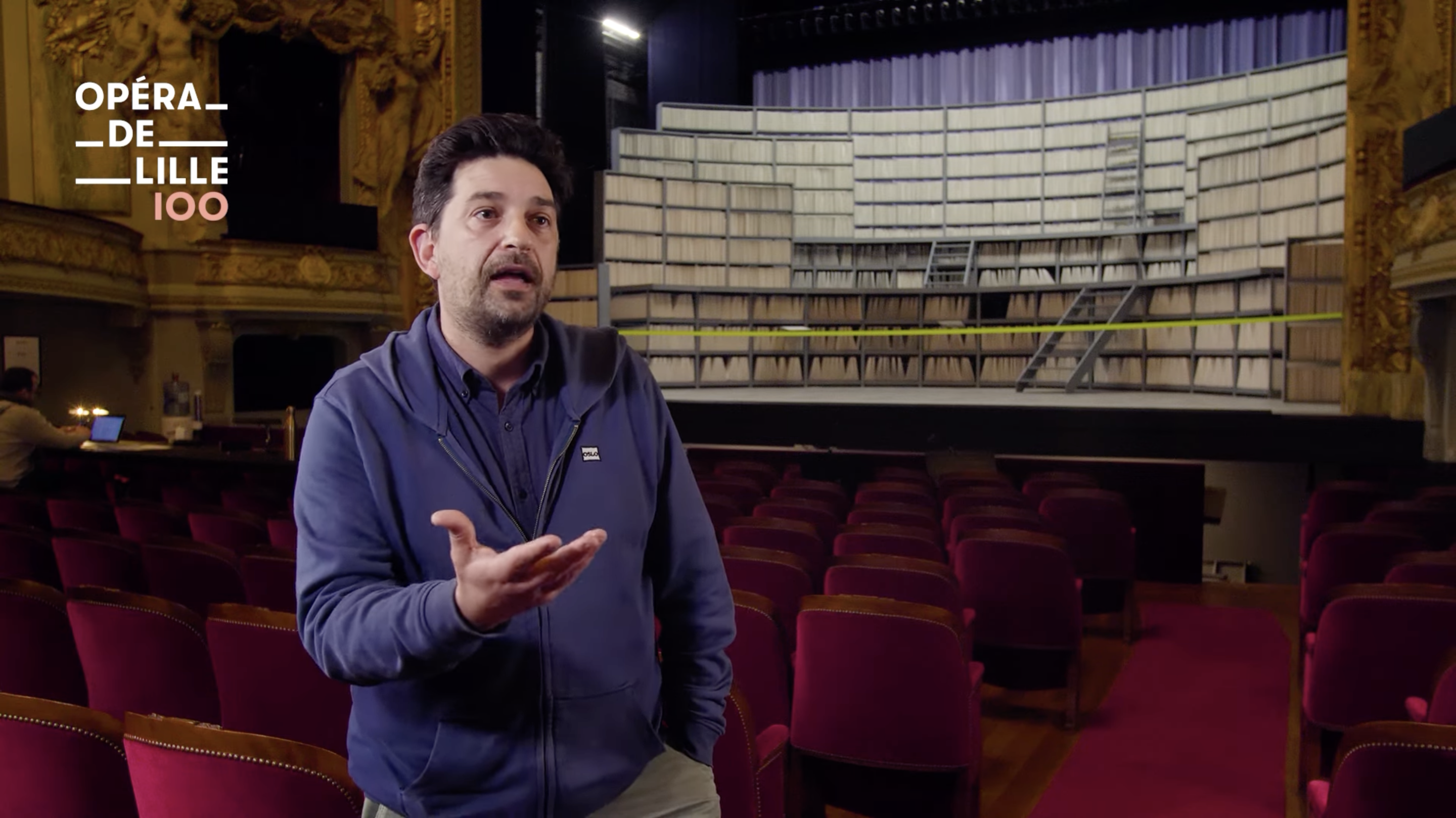 Tiago Rodrigues devant le décor de Tristan et Iseult à l'opéra de Lille. Crédits : Opéra de Lille